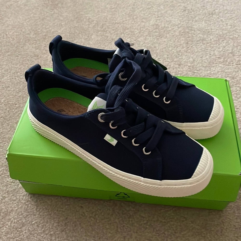 Cariuma new with box